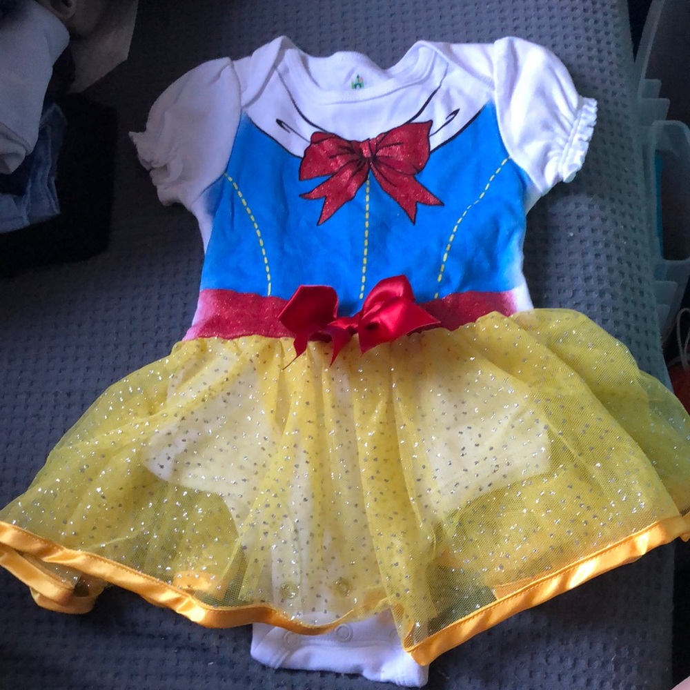 NEW, never worn. Snow White onesie w/skirt. 6-9m